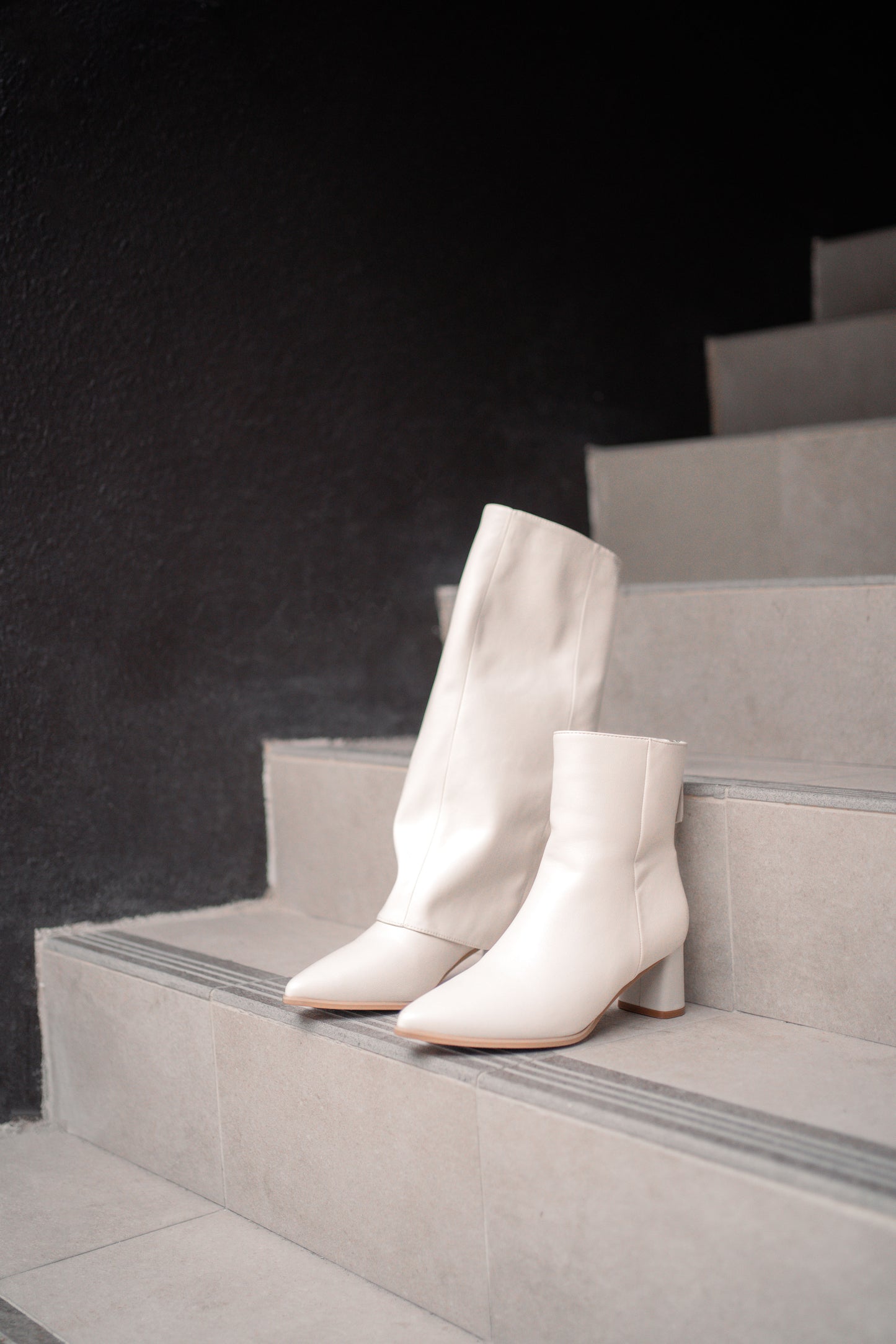 𝐃𝐞𝐜 𝐊𝐞𝐝𝐢 𝐱 𝐓𝐡𝐞 𝐊𝐨𝐫𝐧𝐞𝐫 Sleeves Heel Boots - Ivory