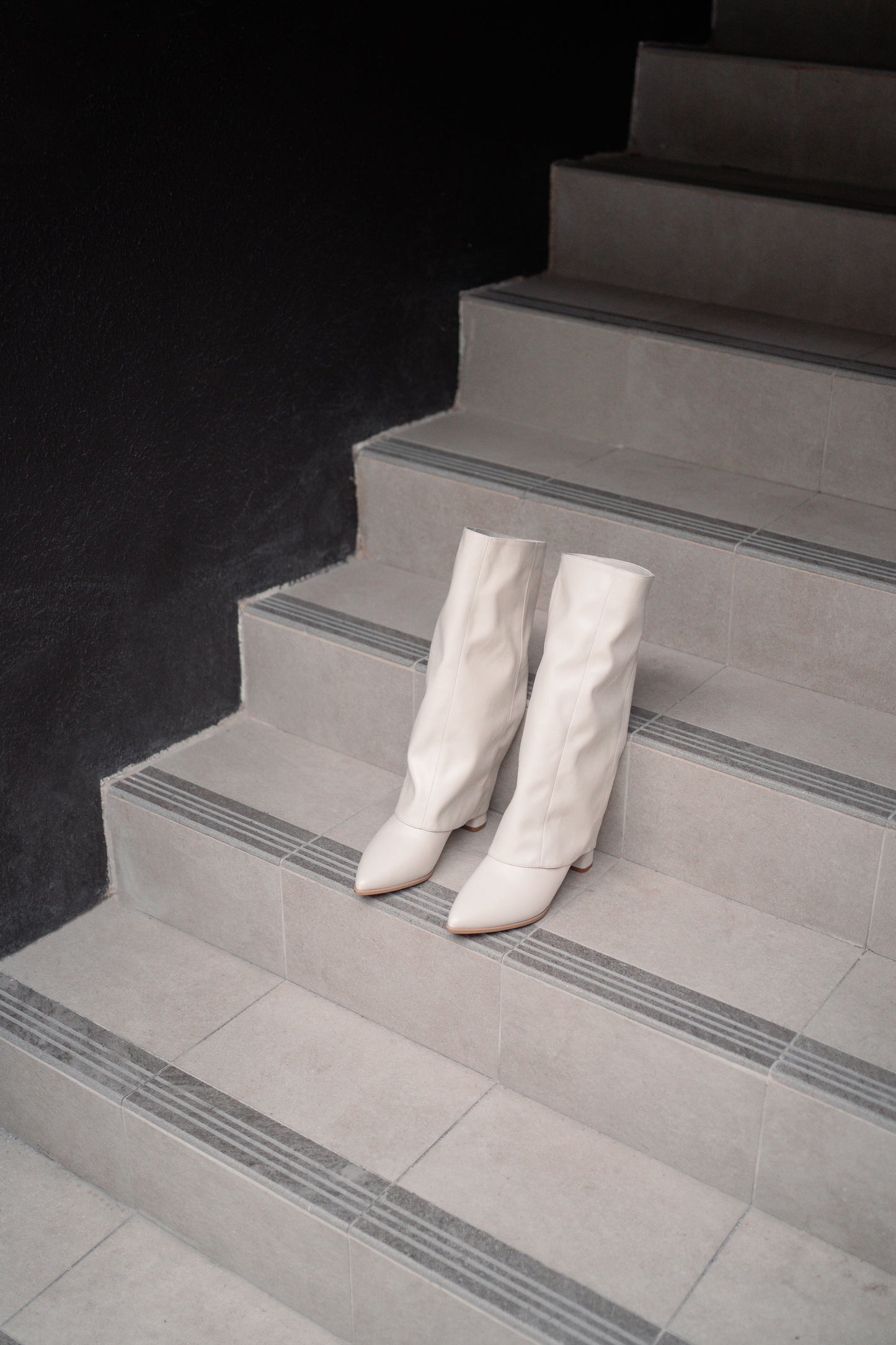 𝐃𝐞𝐜 𝐊𝐞𝐝𝐢 𝐱 𝐓𝐡𝐞 𝐊𝐨𝐫𝐧𝐞𝐫 Sleeves Heel Boots - Ivory