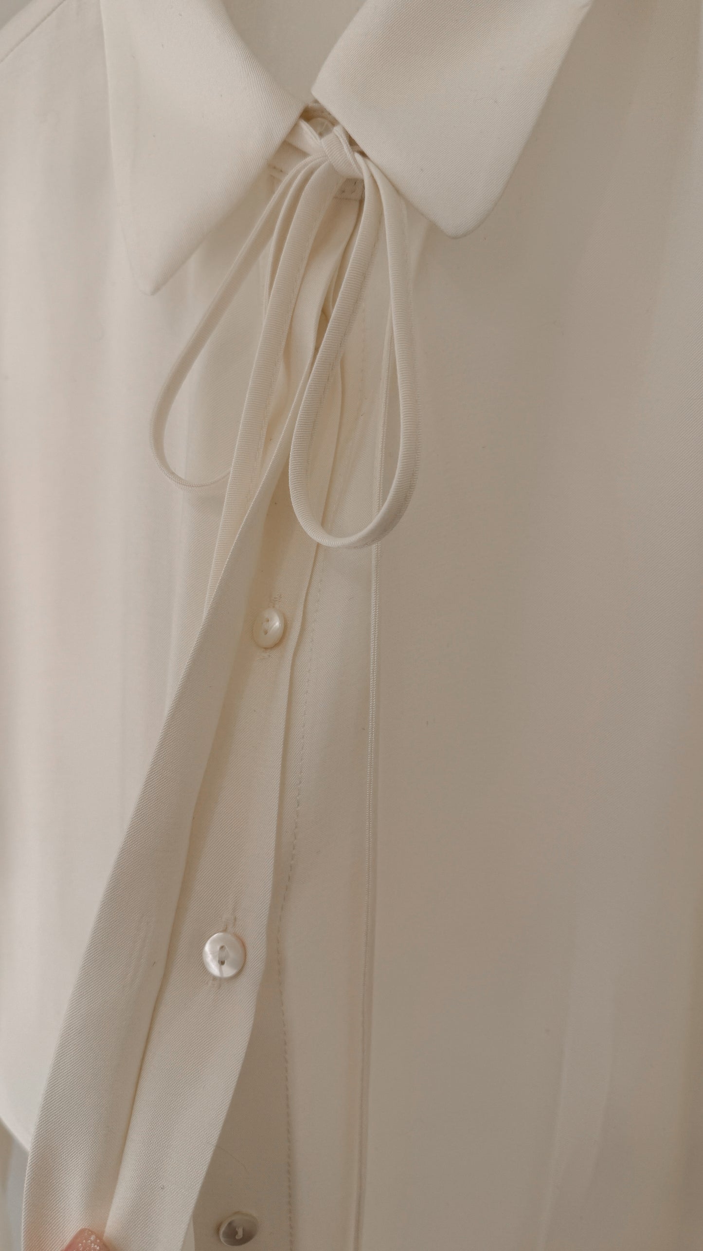 𝐃𝐞𝐜 Luminous Silk-Tie Blouse